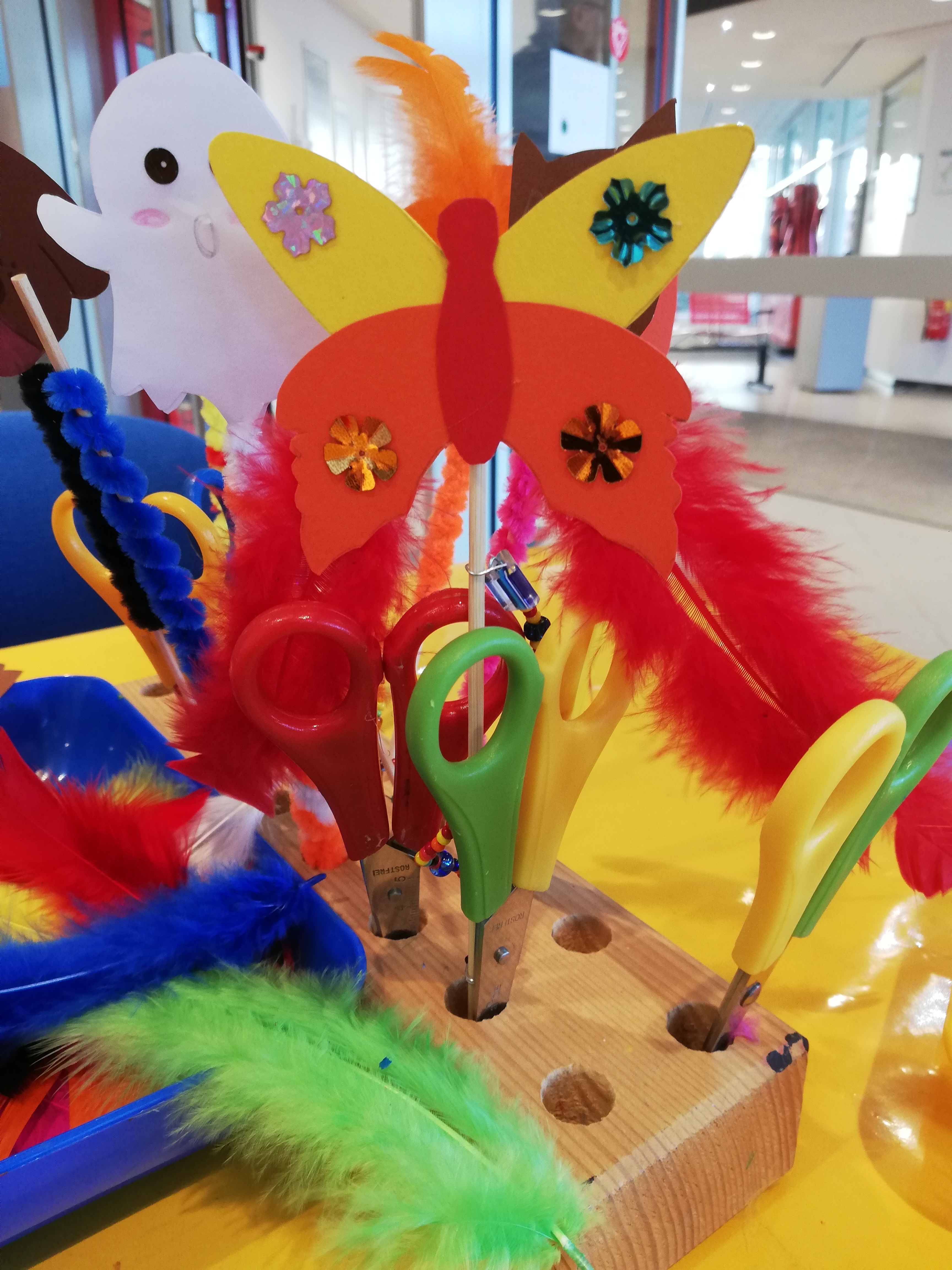 Scheren und Federn für den Basteltisch bei der Kinderbetreuung auf Messen und Veranstaltungen